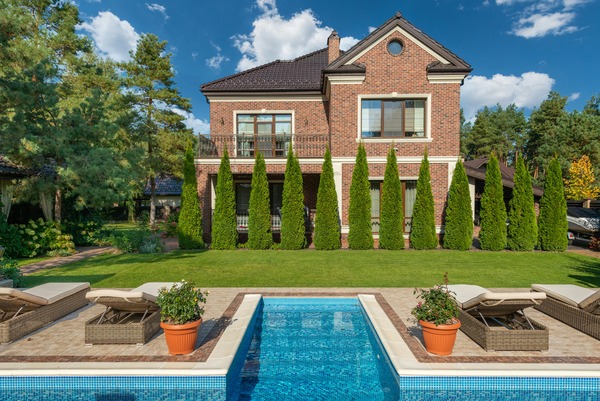 Enhance Your Outdoor Space: Unique Garden Decor and Warm Lighting Ideas
